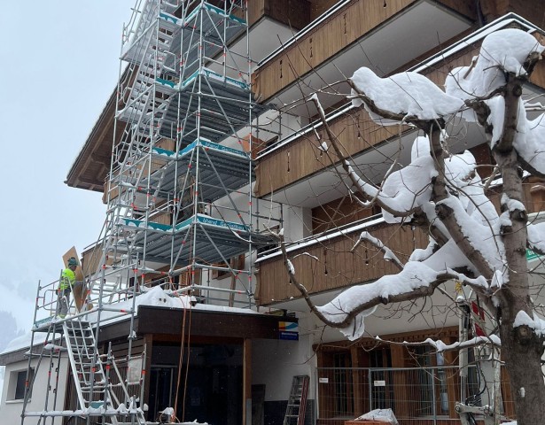 Wintereinbruch auf der Baustelle.