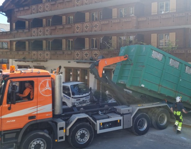 Abtransport an der Dorfstrasse.